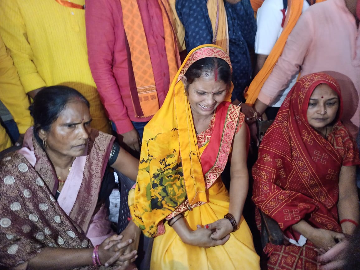 दुर्जनपुर कांड के चौथे दिन अस्पताल से घर लौटीं धीरेंद्र के घर की महिलाएं, घर की दशा देख रोने लगीं
