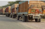 लाल बालू लदे ओवरलोड ट्रकों से अवैध वसूली कर राजस्व का कर रहे नुकसान