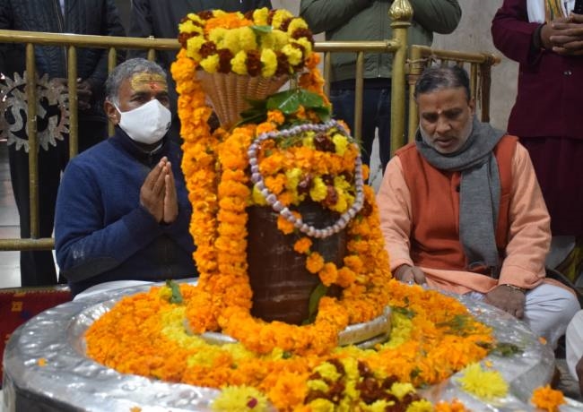 वाराणसी में बाबा दरबार पहुंचे उप सभापति हरिवंश, किया दर्शन-पूजन