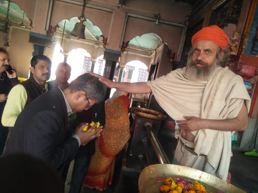 भृगु मंदिर में दर्शन-पूजन कर नए सीएमओ डा. राजेंद्र प्रसाद ने संभाला पद भार