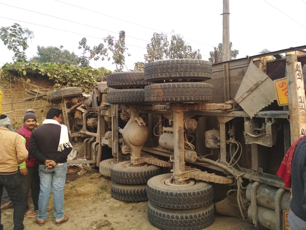 बलिया में तेज रफ्तार ट्रक एक दर्जन लोगों को रौंदने के बाद पलटा, घायलों की स्थिति गंभीर