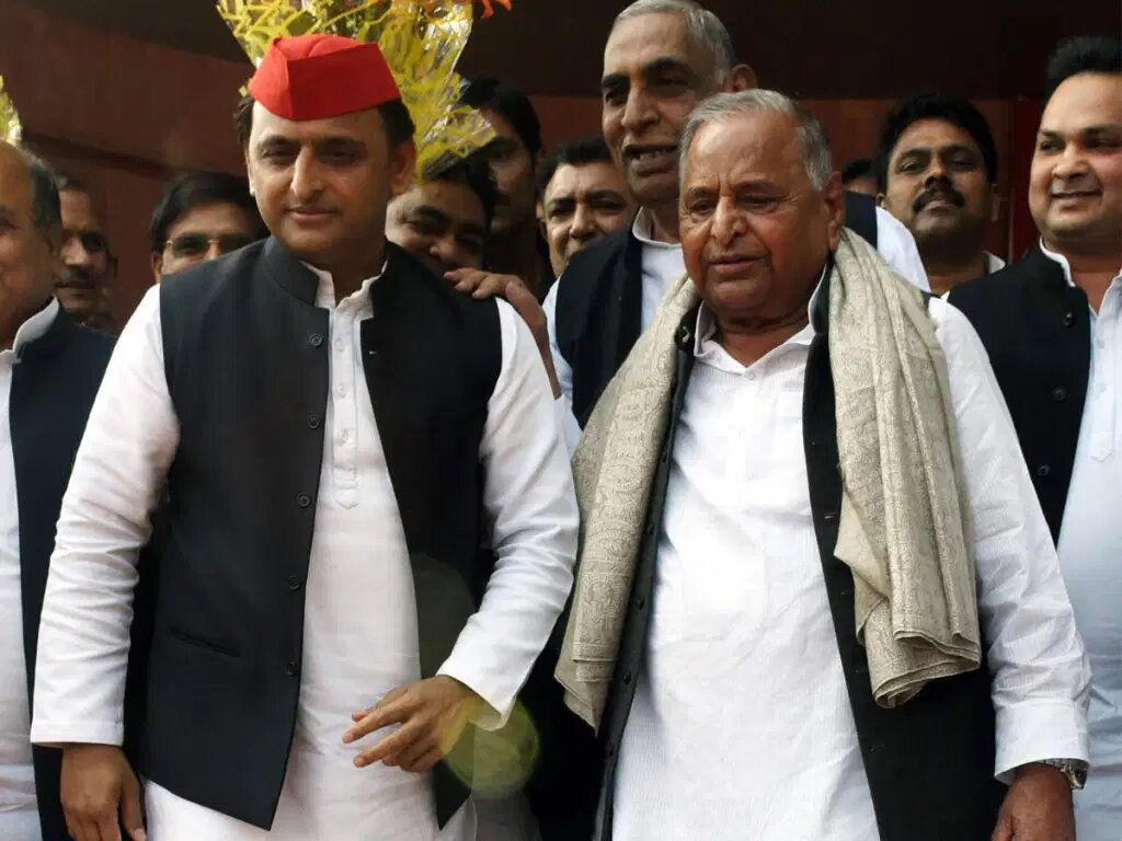 सत्ता के करीब महसूस कर रही सपा, अभी रोड़े हैं इस राह में...