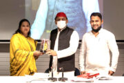 जेपी के गांव की पूर्व प्रधान रूबी सिंह सपा अध्‍यक्ष अखिलेश को भेंट कीं राधा-कृष्‍ण की मूर्ति