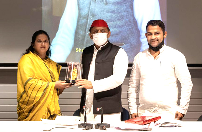 जेपी के गांव की पूर्व प्रधान रूबी सिंह सपा अध्यक्ष अखिलेश को भेंट कीं राधा-कृष्ण की मूर्ति
