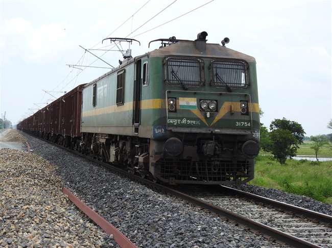 बलिया-छपरा रेल लाइन के दलदल पर 50 किमी प्रति घंटा की रफ्तार से दौड़ी ट्रेन