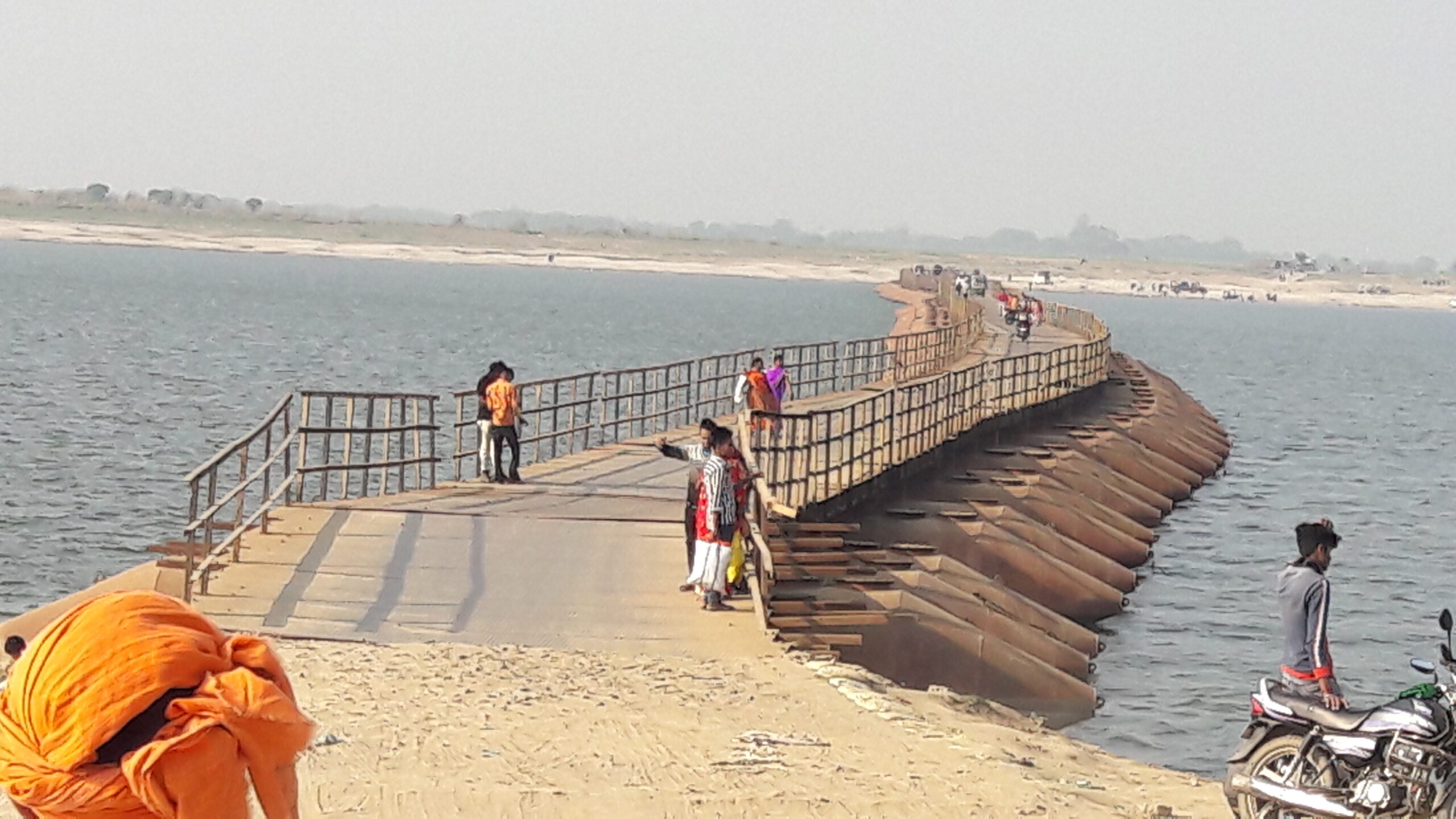 गंगा व सरयू में उतरा रही लापरवाही, पीपा पुल नहीं बनने से कठिन डगर